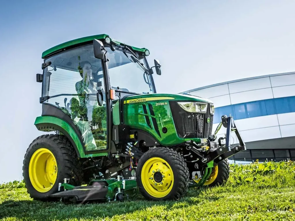 John Deere 2038R – profesionálny kompaktný traktor