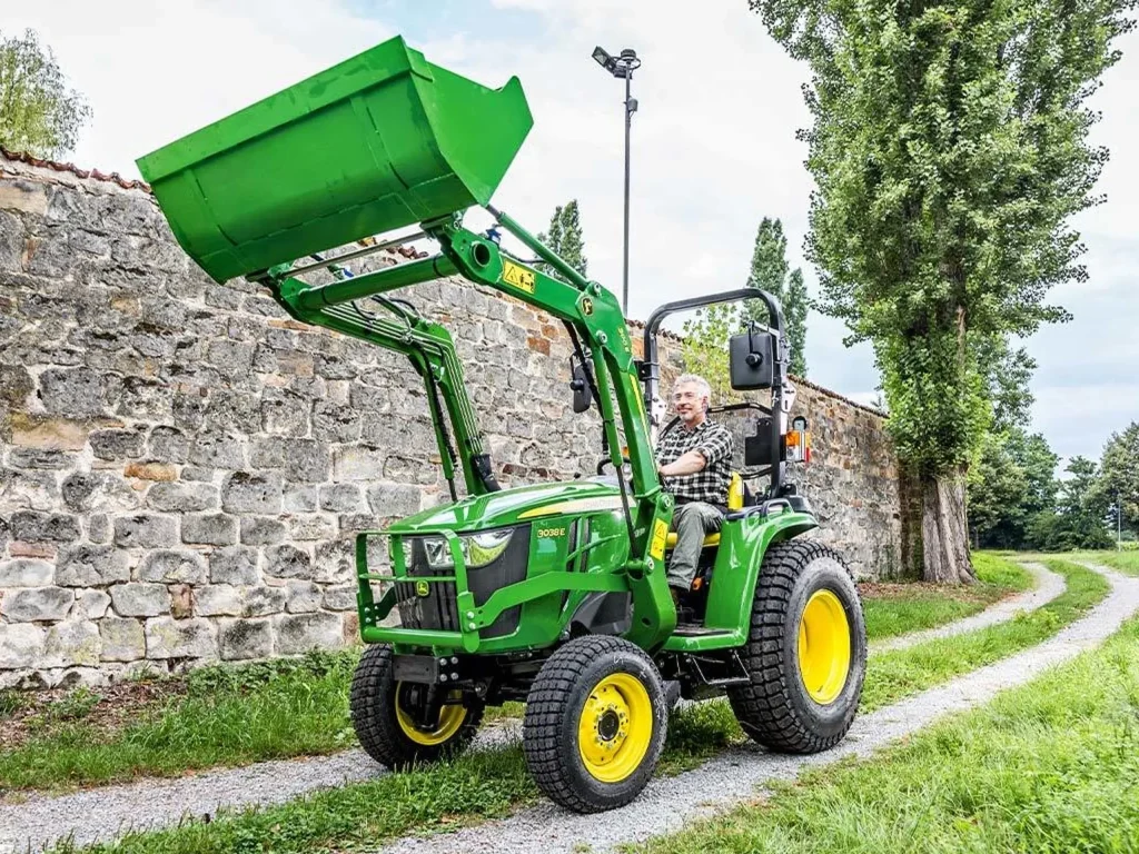 John Deere 3038E