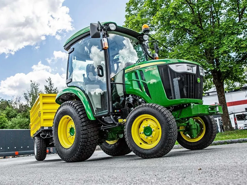 John Deere 3046R