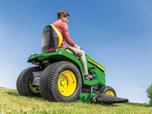 Záhradný traktor John Deere - X590