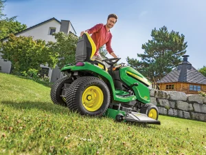 Záhradný traktor John Deere - X590