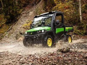 John Deere Gator XUV875M HVAC – Komfortná kabína pre celoročnú prevádzku