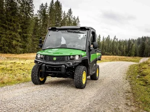 John Deere Gator XUV875M HVAC – Komfortná kabína pre celoročnú prevádzku