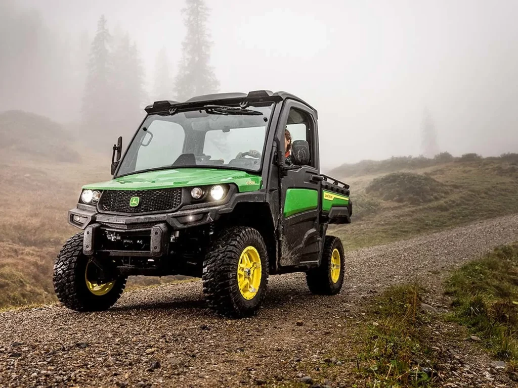 John Deere Gator XUV875M HVAC – Komfortná kabína pre celoročnú prevádzku